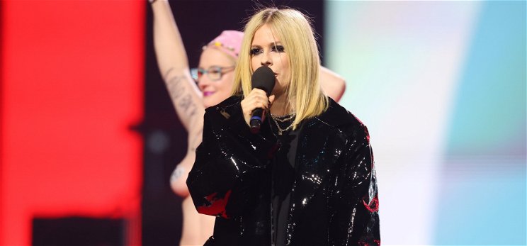 Avril Lavigne egy félmeztelen nővel keveredett botrányos és meghökkentő jelenetbe 