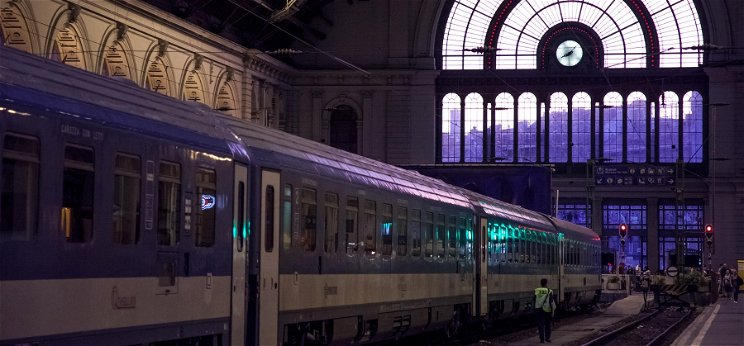 Őrület, egy fiatal magyar férfi kiugrott a vonatból a szerelméért