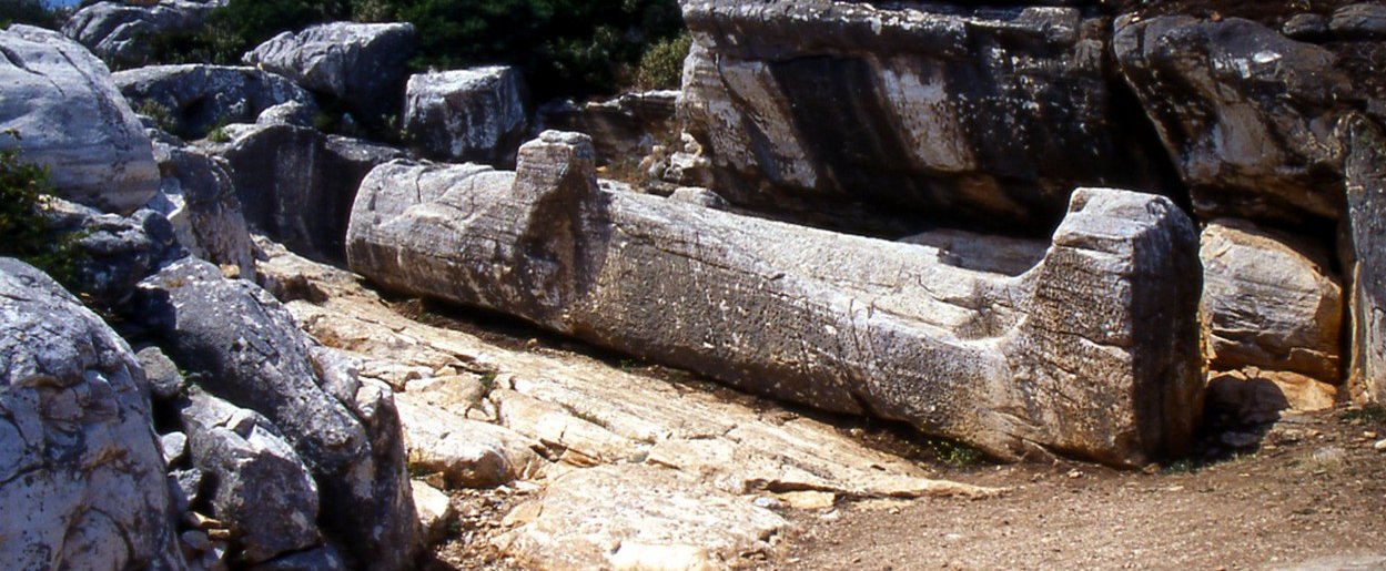 Közel 3000 éves, brutális nagyságú dolgot találtak Görögország egyik szigetén, a tudósok nem tudják, hogy miért faragták a kőóriást