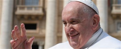 Átvertek mindenkit Ferenc pápa bizarr fotójával, még a Vatikán is ledöbbent a hamis képen