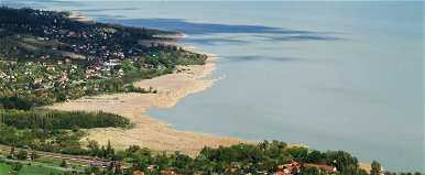 Meghökkentő dolog rejtőzhet a Balaton mélyén, óriási sötét folt jelzi a helyét? A magyar Atlantisz rejtélye már évtizdek óta tartja lázban a szakértőket