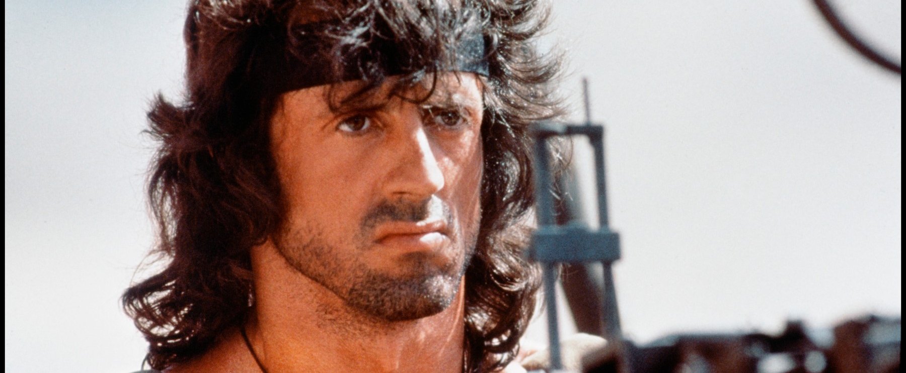 Sylvester Stallone magyarul szavalt verset a Rambo egyik jelenetében, sokan nem is tudják, hogy néz ki a világsztár szinkronhangja