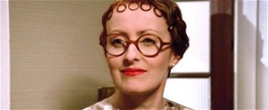 Hajlott korú, ráncos néni lett a Poirot-filmek Miss Lemonja, 75 évesen rá sem ismerni Pauline Moranra