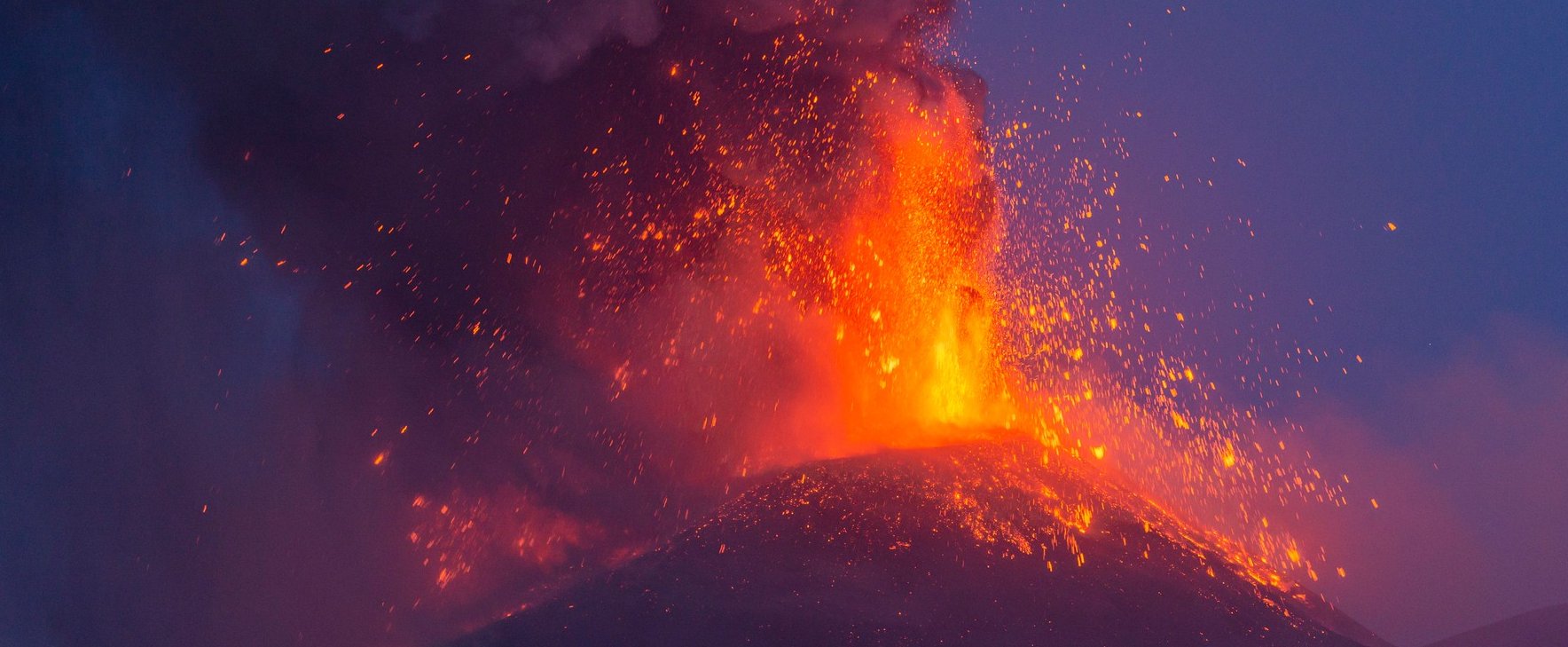 Hátborzongató felvételen az Etna kitörése – a vulkán miatt drasztikus döntéseket hoztak