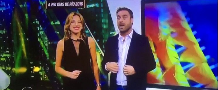 Bugyivillantás a híradóban: a műsorvezető kezével együtt a szoknyája is szállt a magasba