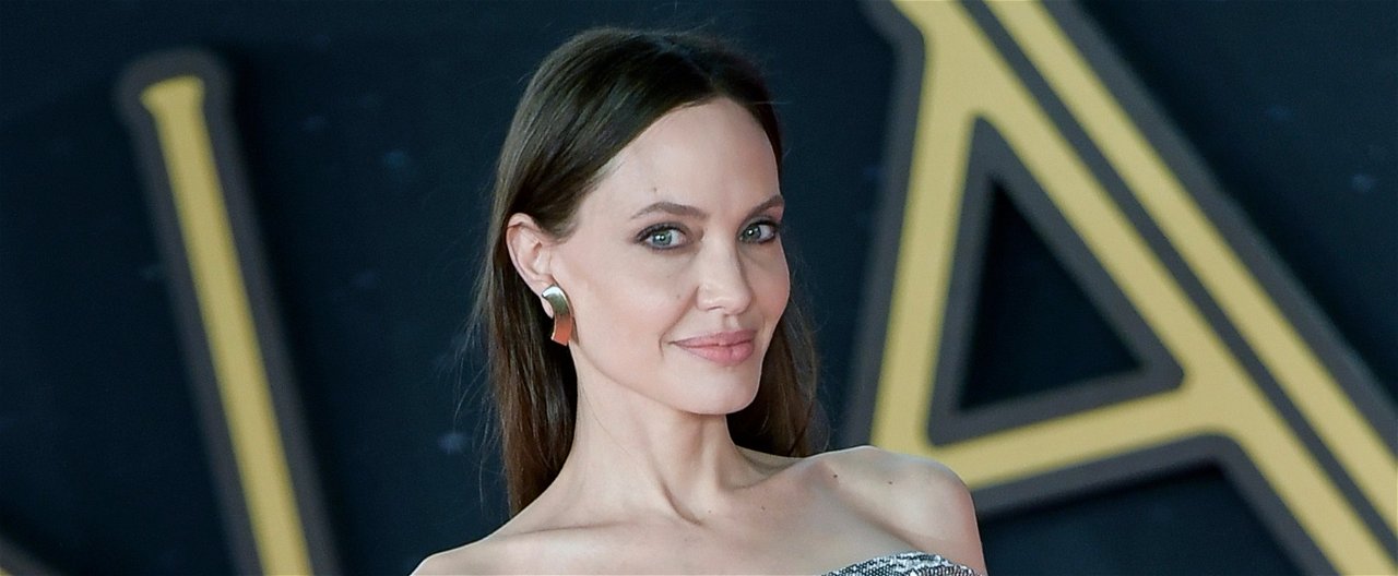 Angelina Jolie anyaszült meztelenre vetkőzött, és egy másik nővel élvezkedett