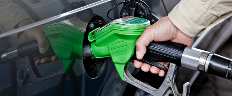 Örülhetnek a benzines autótulajdonosok, szerdától kedvezőbb áron tankolhatnak