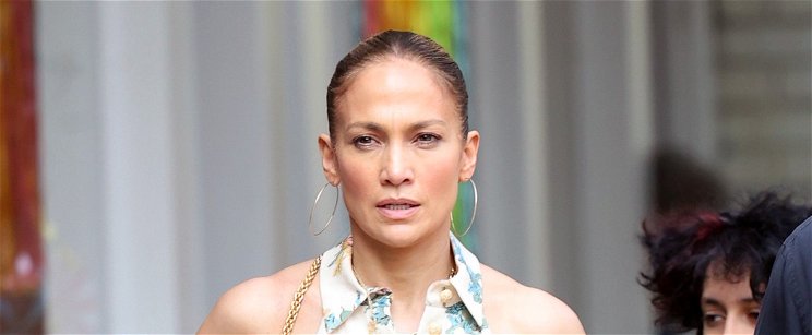 Atomciki videón, ahogy Jennifer Lopez reklamál egy kasszánál, ennyire pénzszűkében van a népszerű énekesnő?