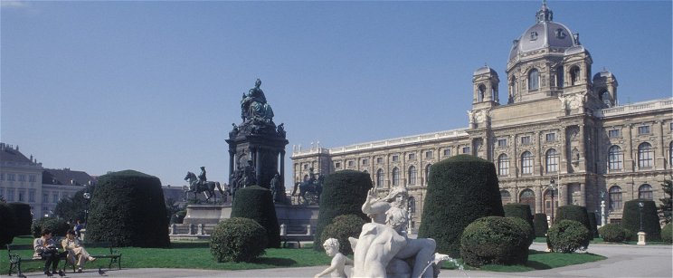 Ausztriában egy magyar férfi lábai előtt hevernek turisták tízezrei, kevesen tudják még Magyarországról is, hogy Hadik András is szerepel a híres szoborcsoporton
