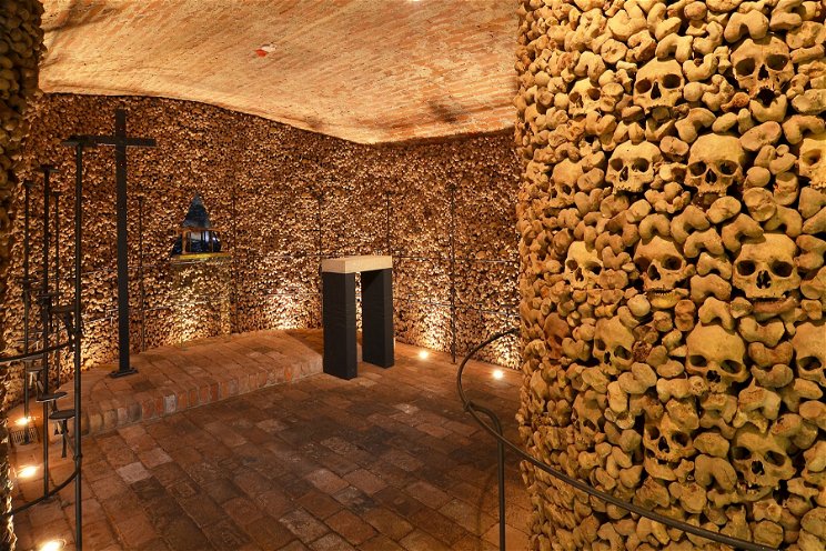 Hátborzongató: faltól falig emberi koponyák vannak a brünneri titkos alagútban