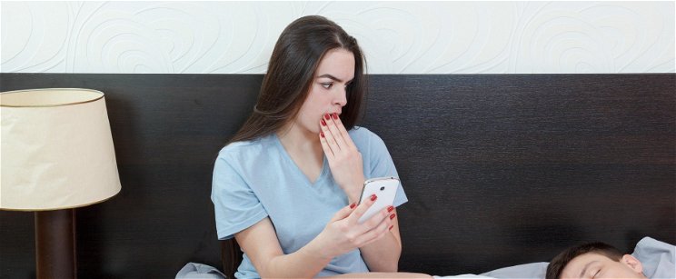 Belenézett férje telefonjába a gyanakvó feleség, azonnal válni akart, amint elolvasta az SMS-t