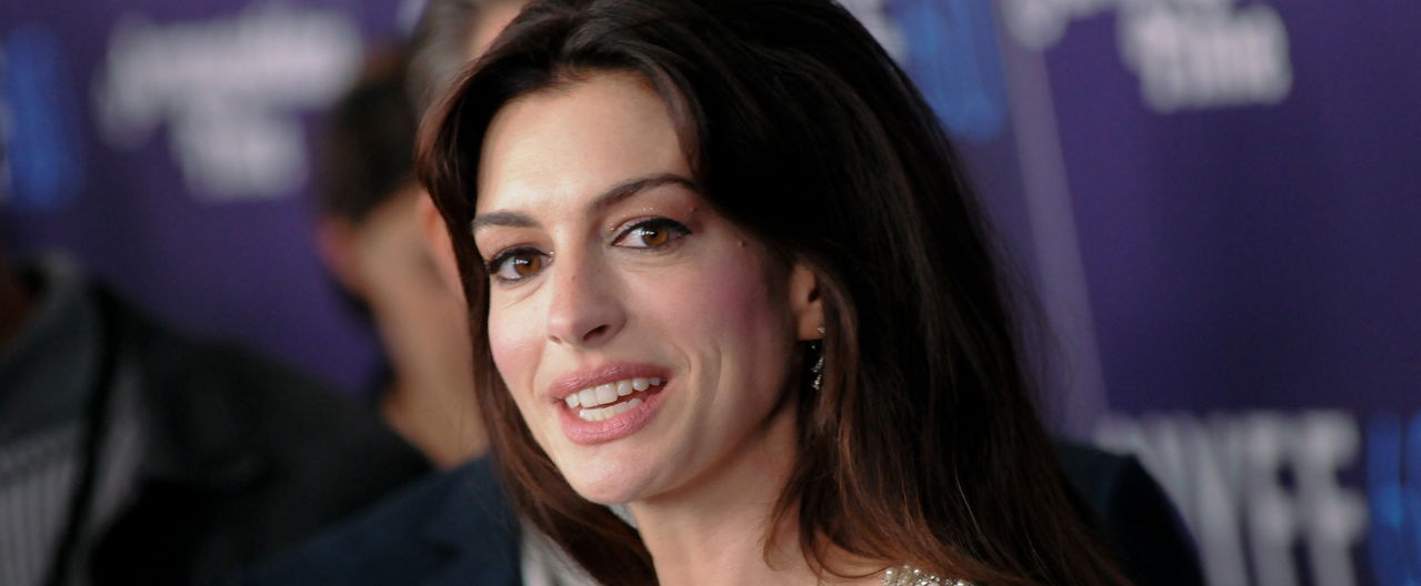 Anne Hathaway’s shirt does not cover anything and you can see everything, as the actress appeared in an oversized shirt on the red carpet