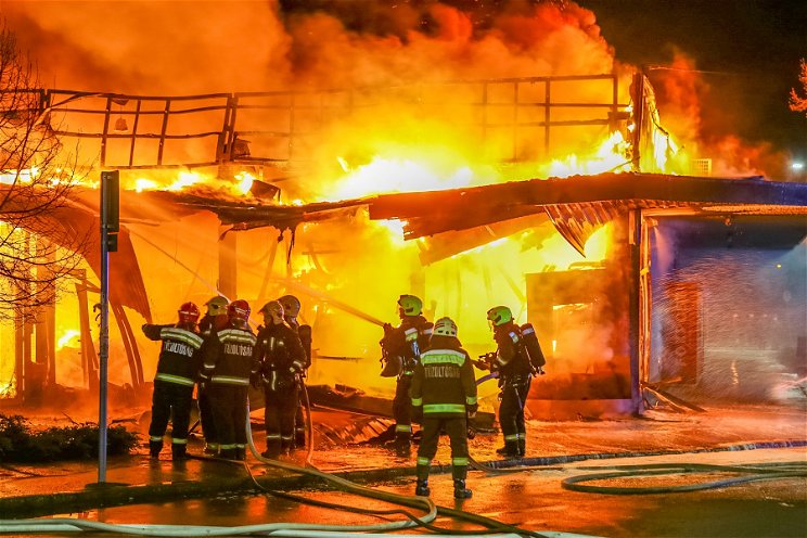 Mérgező gázok is kerülhettek a levegőbe, brutális lángokban áll a magyar határ menti település