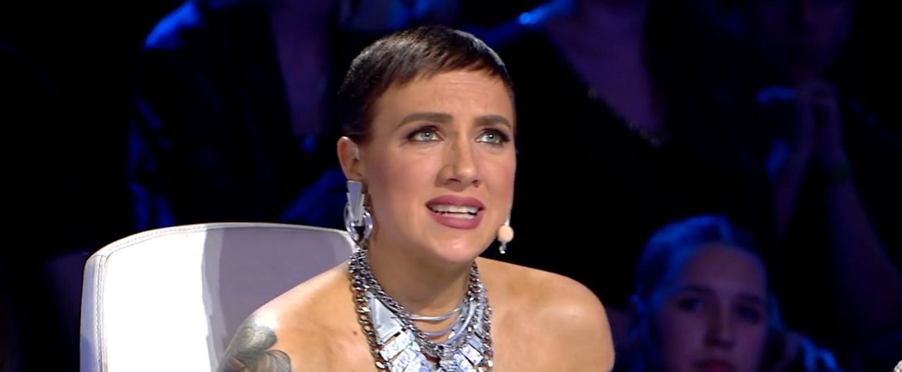 La arena estalló con los gritos ensordecedores de Gabby Toth, poniendo a la cantante en una posición muy incómoda.