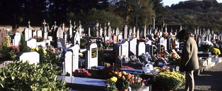 Balhé halottak napján: a budapesti temető közelében sokkolta a megemlékezőket néhány minősíthetetlenül viselkedő emberpéldány