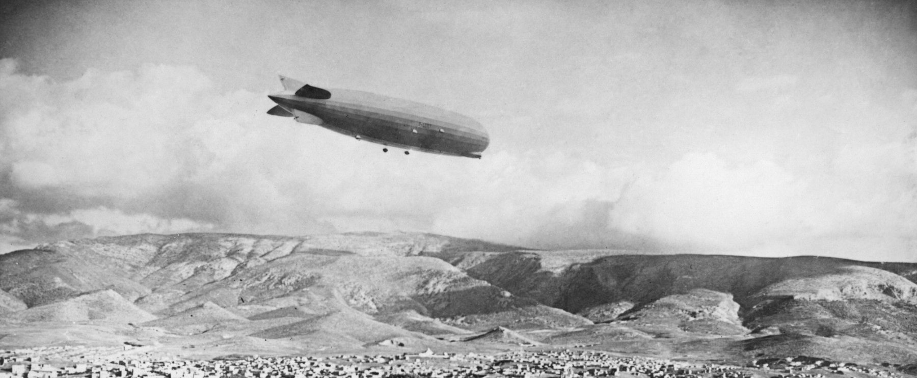 Sötétség borult a Parlamentre, a német légimonstrum miatt minden szem az égre szegeződött Budapesten, mikor a Zeppelin meghódította hazánk légterét