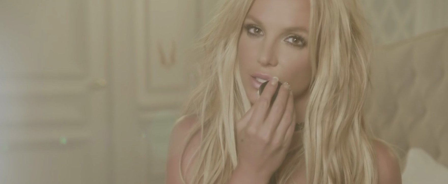 Britney Spears kezével izgatta bugyi nélküli testét melyen teljesen szétnyílt a ruha, végig be volt kapcsolva a kamera