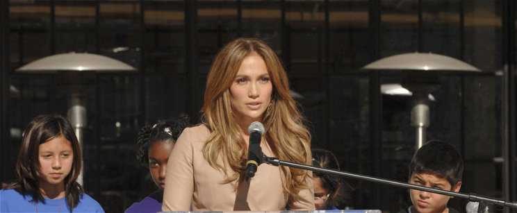 Jennifer Lopez köntöse teljesen szétnyílt, a fehérnemű amit alatta visel észveszejtően emeli ki a sztár minden porcikáját 