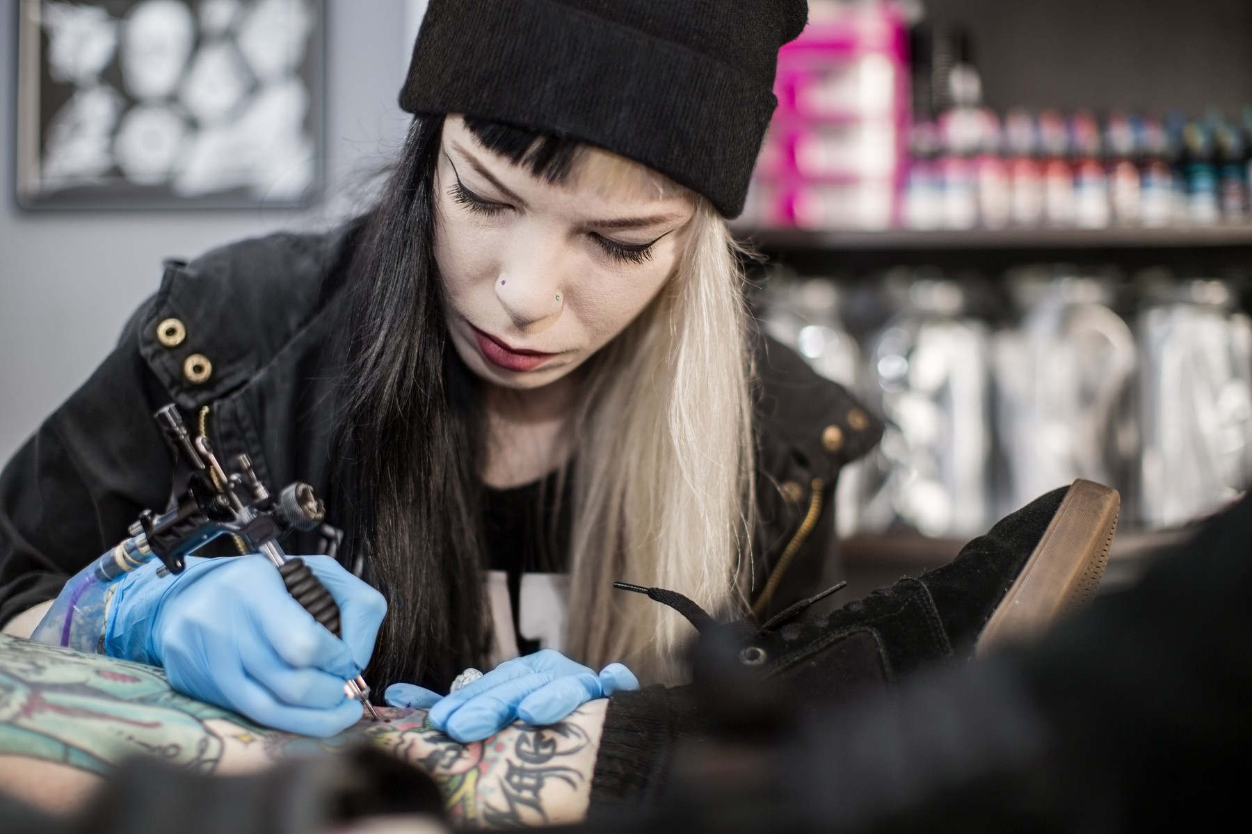 A homlokára tetováltatta a barátja nevét a fiatal nő, de ami ezután következett az lesokkolta az internetet 