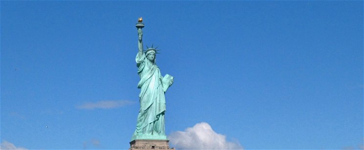 Elképesztő akció: fél órán keresztül egy hatalmas magyar zászló lobogott a New York-i Szabadság szobron