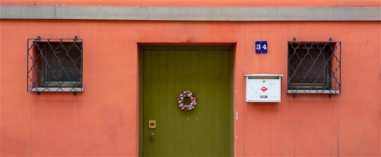 Rejtélyes feliratok jelennek meg magyar házakban az ajtó felett, sokan nem értik, hogy miért írják oda ezeket