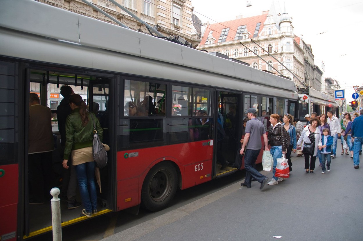 Többet nem kell fizetnünk a buszozásért? Váratlan bejelentés érkezett a tömegközlekedőknek a magyar városban 