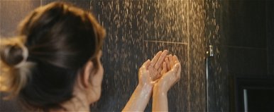 Anyaszült meztelenül simogatta magát a szexi magyar műsorvezető, forró pillanatokat vett fel zuhanyzás közben a kamera