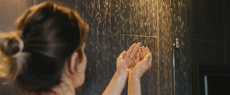 Anyaszült meztelenül simogatta magát a szexi magyar műsorvezető, forró pillanatokat vett fel zuhanyzás közben a kamera