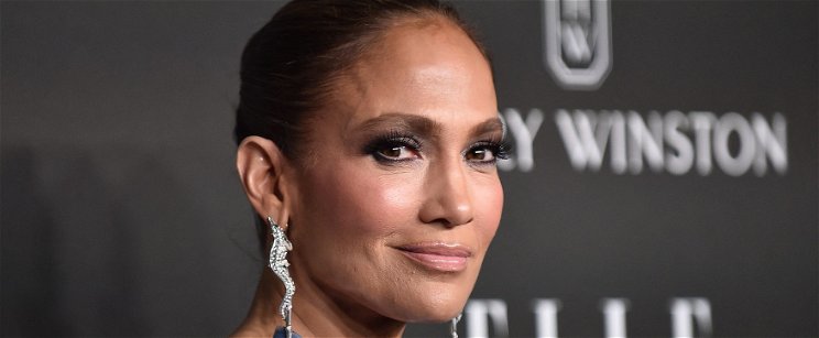 Jennifer Lopez megőrült: a mellei teljesen kibuktak semmit sem takaró ruhája alól, ami egyetlen fémlemez volt