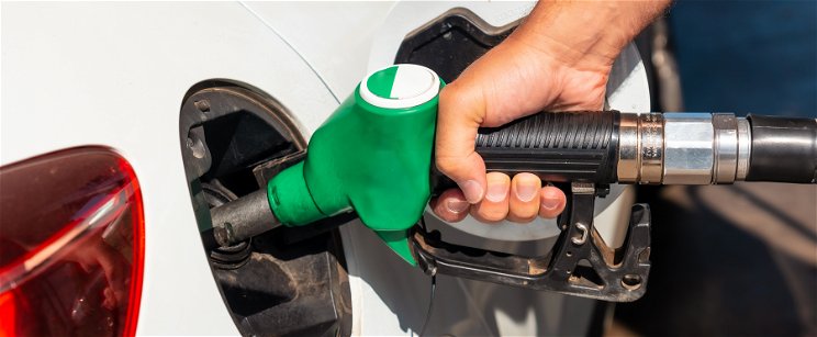 Szédületes árcsökkenés a benzinkutakon, jelentősen olcsóbb lesz a tankolás