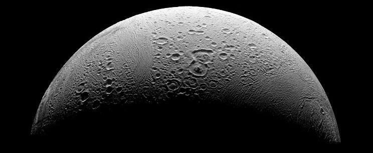 Idegen élet nyomaira bukkant a NASA a Szaturnusz egyik holdján, egyetlen molekula határozhatja meg a jövőnket