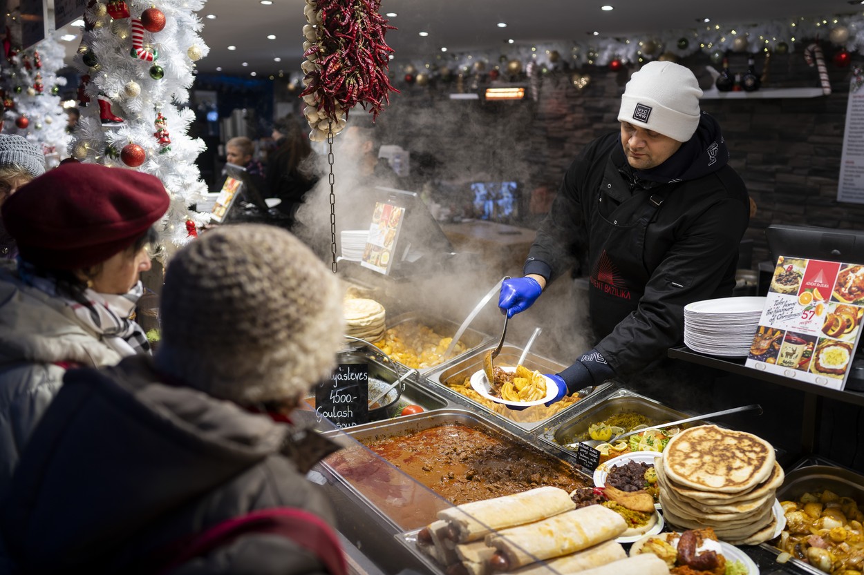Kemény összeget kérnek egy fél édességért a budapesti karácsonyi vásárban: aggasztó, hogy csak ennyit kapsz a pénzedért