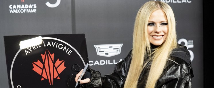 Avril Lavigne kerek feneke édenkertbe illően izgató látvány, ha megnyitod tudni fogod mit kell nézned a képen mert nagyon feltűnő