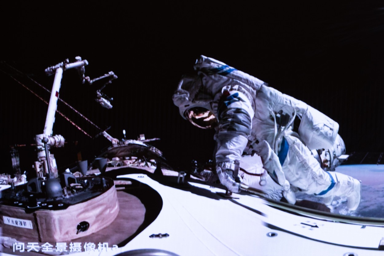 Soha nem látott dolgot vettek videóra az űrhajósok: ezzel a földöntúli technikával csinosítják magukat