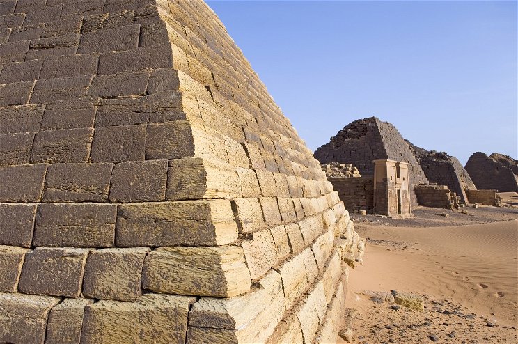 Évtizedek után kinyitották a ferde piramist: szarkofágok tömkelegét rejtette, de van itt még egy hatalmas furcsaság