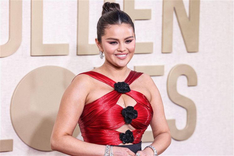 Selena Gomez szoknyáját felfújta a szél, a Disney egykori gyereksztárja kínosan mosolyogva próbálta eltakarni azt a bizonyos részt