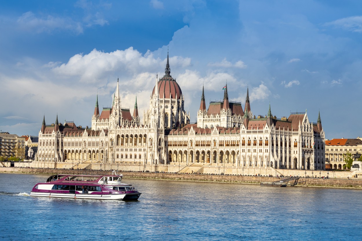 Csúcsmodern villamos és repülő eszközök veszik át az irányítást Budapest felett: tényleg ilyen lesz a fővárosunk ötven év múlva? 