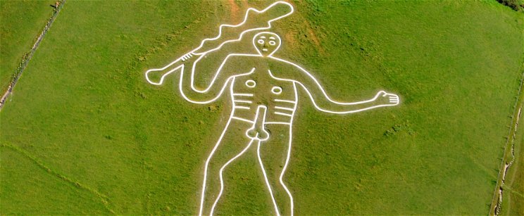 Óriási férfiassággal rendelkező harcoló alakot faragtak mészkőbe egy mező közepén, tudósok fejtegetik az eredetét