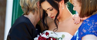 Beállított az esküvőnkre egy hívatlan vendég és a feleségem zokogva csókolta meg: visszaadta a gyűrűt és mindenkit hazaküldött