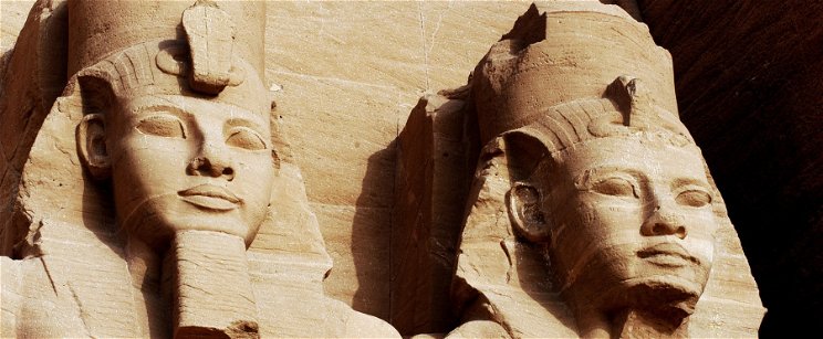 Döntő bizonyíték az egyiptomi piramisok építésére, a sivatag mélyén bukkantak rá a hosszan elnyúló kövezett útra