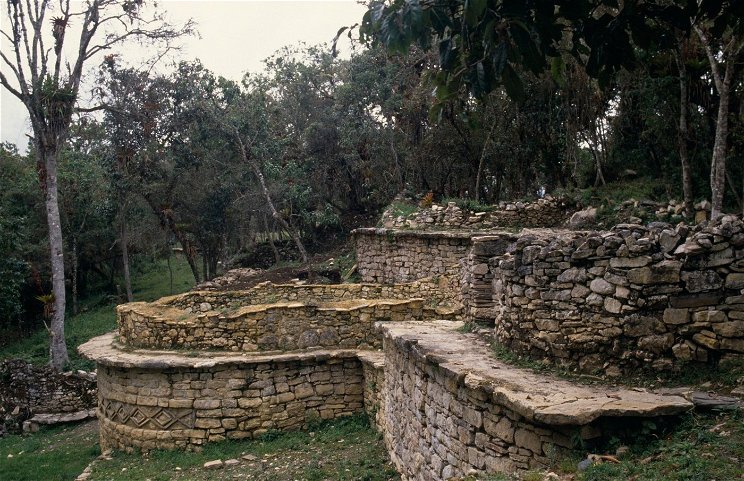 Elképesztő ősi rejtélyre bukkant egy régész expedíció Dél-Amerikában: 16 óriási kőszobor, a tudósok nem értik