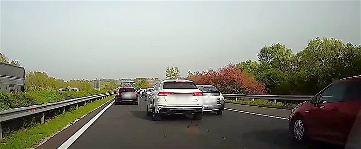 Videón, ahogy száguldva tarolja le a sort az M7-esen egy Audis, fékezés nélkül csapódott a többi autó közé