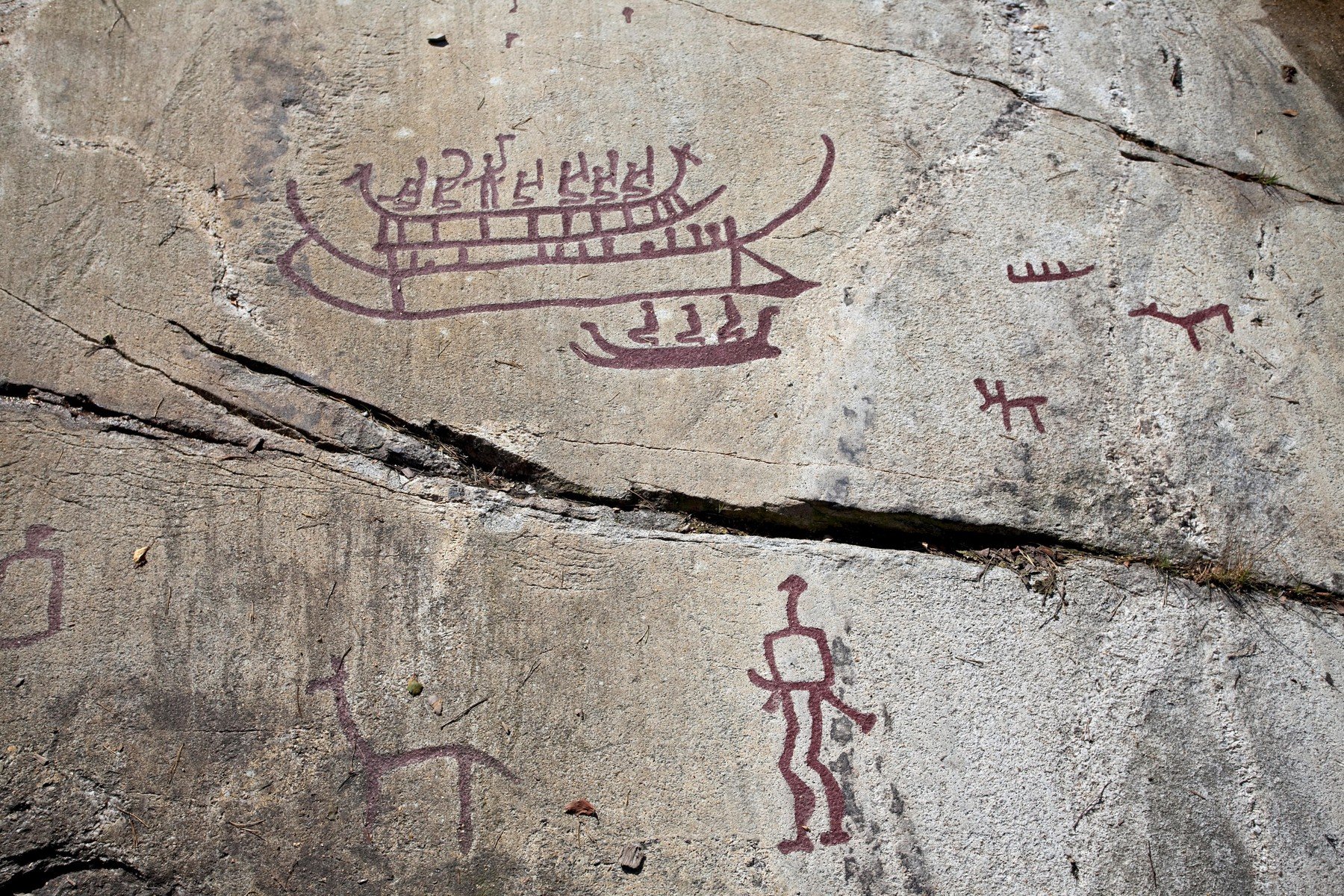 Furcsa írásjeleket találtak perui sziklákba vésve, a jelentésük különös szokásokról árulkodik