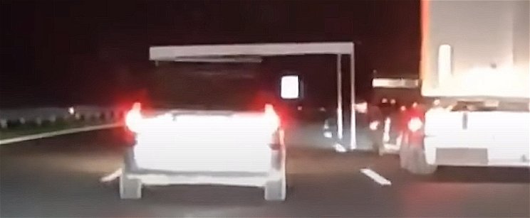 Sötét éjszaka, életveszélyes módon szállított bútort az M7-esen egy autós, videó is készült róla
