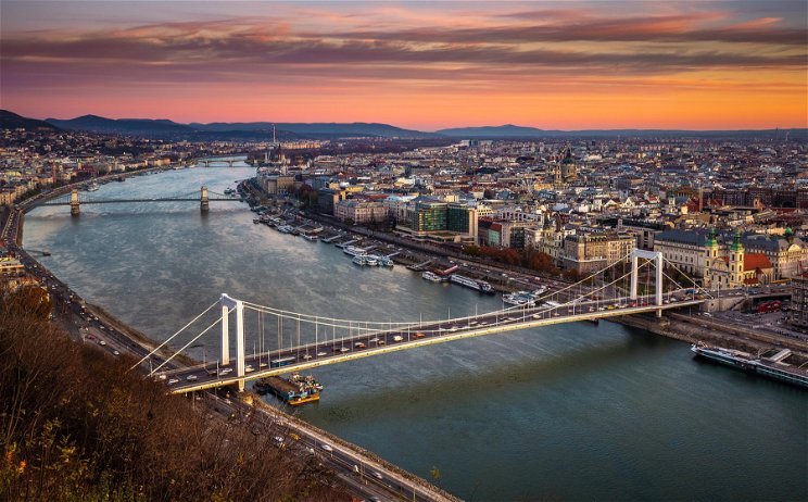 Budapest alakváltó hídja belevezet egy templomba, de ez senki sem zavar
