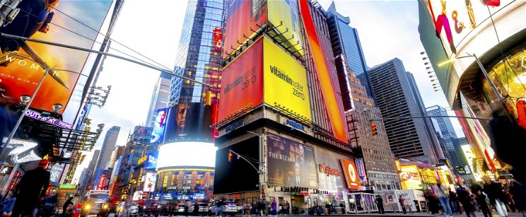 Hazai híresség képe jelent meg New York legforgalmasabb pontján gigantikus méretben, szenzációs videó érkezett