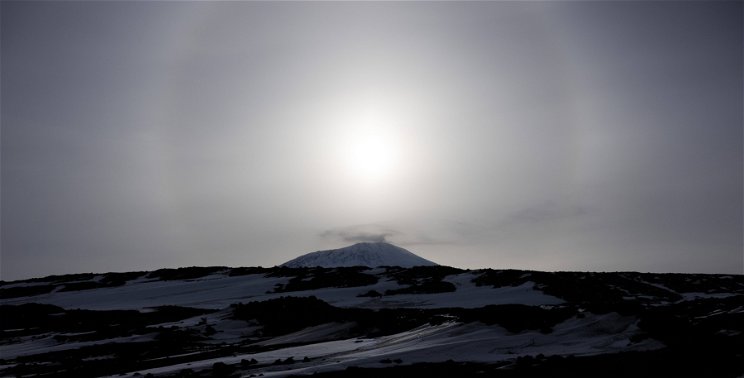 Aranyat lövöldöz a levegőbe az Antarktisz hatalmas vulkánja, tragédiák árnyékolják be a történetét