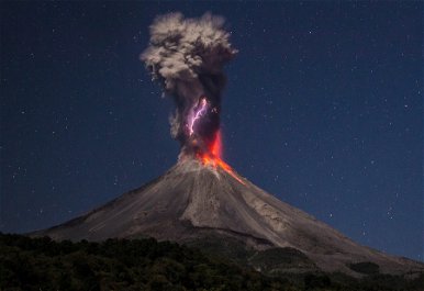 Villám csapott a kitörő vulkánba, lenyűgöző videó készült a ritka jelenségről