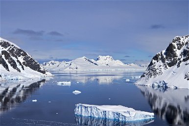 Kecskemét nagyságú hegy szakadt le az Antarktiszi jégtakaróból, errefelé úszik a tengeren a városnyi tömb