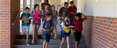 A tanárok már pelenkát is kötelesek cserélni a diákoknak ebben az iskolában, Svájcban a 11 éves gyerek sem tudja használni a vécét